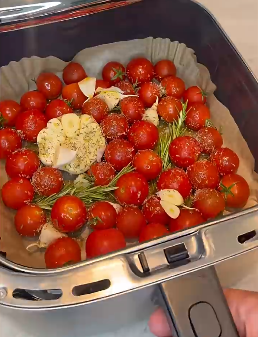 Knuspriger Airfryer-Toast mit gerösteten Tomaten & Knoblauch