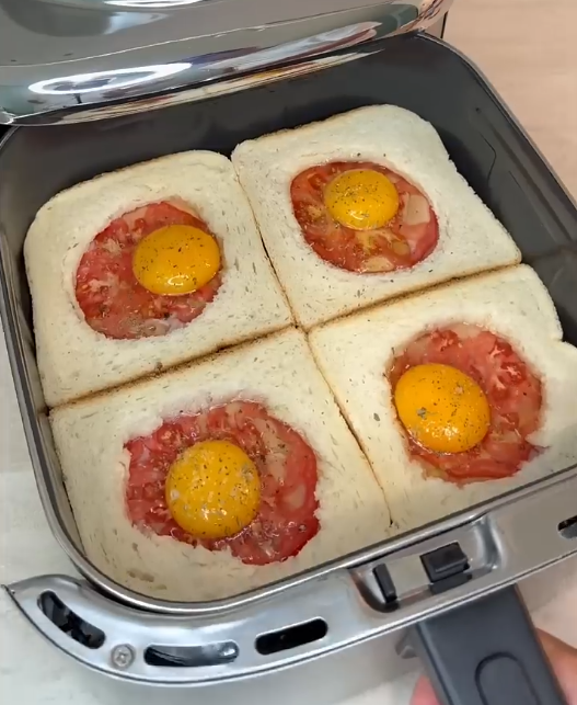 Airfryer-Frühstückstoast mit Ei, Schinken, Käse & Tomate