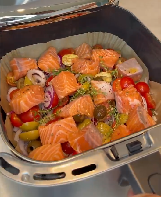 Mediterraner Lachs aus dem Airfryer mit Tomaten, Oliven & Kapern