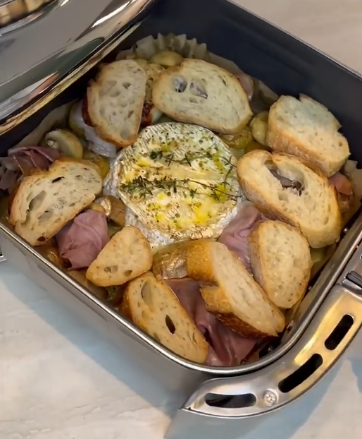 Geschmolzener Camembert aus dem Airfryer mit Kartoffeln, Parmaschinken & Knoblauch