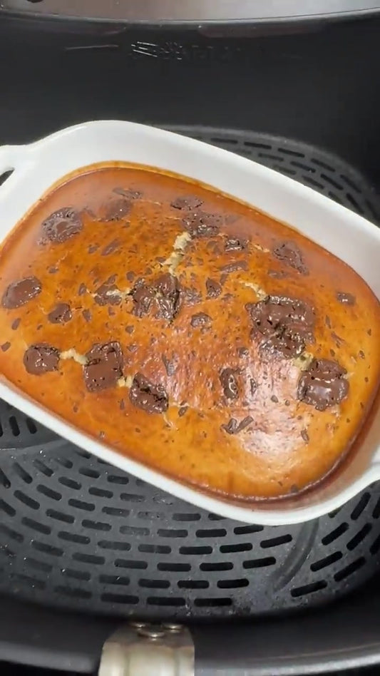 Baked Oats mit Banane und Zartbitterschokolade in einer weißen Auflaufform im Airfryer
