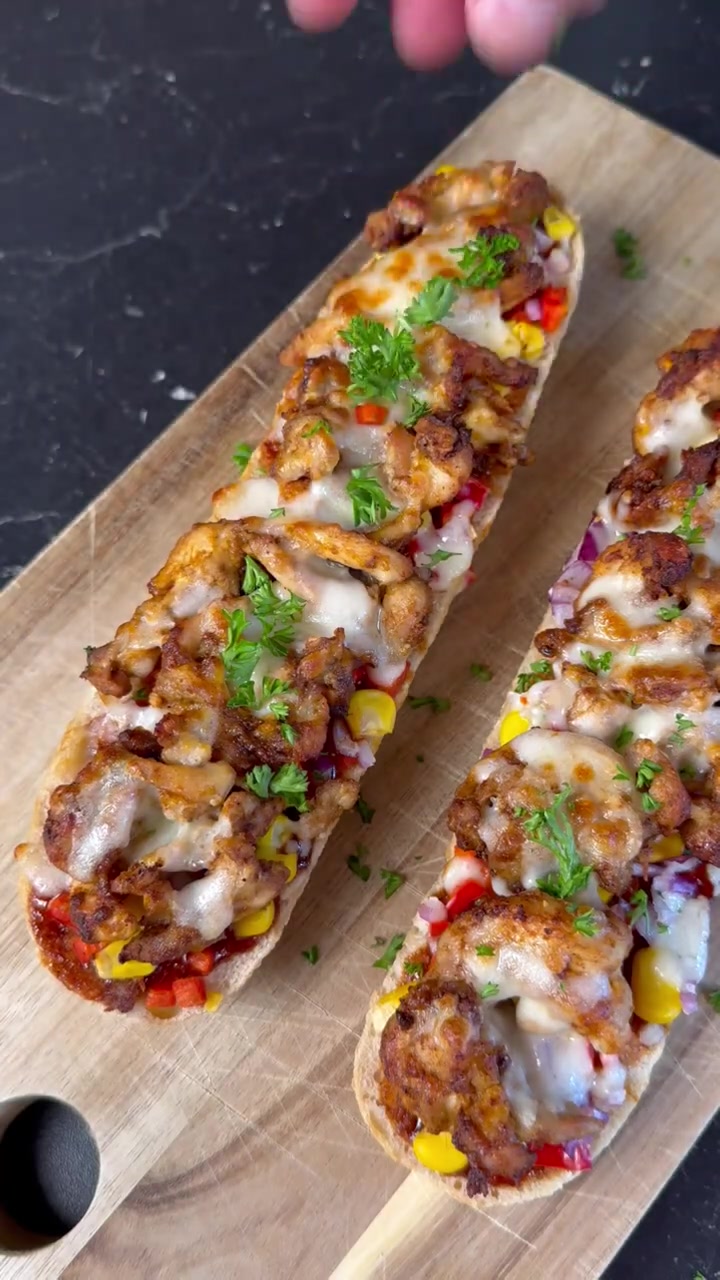 Knusprig überbackene Barbecue-Hähnchen-Baguettes mit Mais, Paprika, roter Zwiebel und Mozzarella