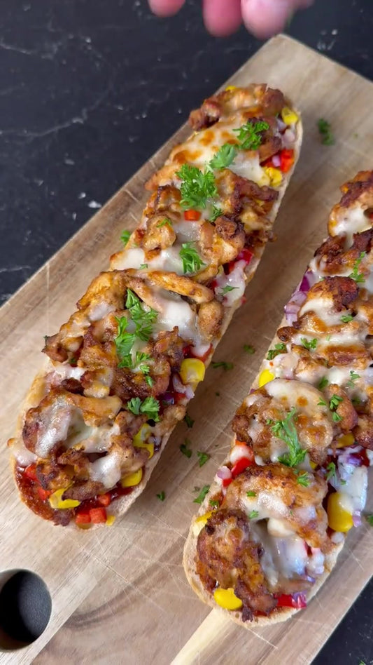 Knusprig überbackene Barbecue-Hähnchen-Baguettes mit Mais, Paprika, roter Zwiebel und Mozzarella