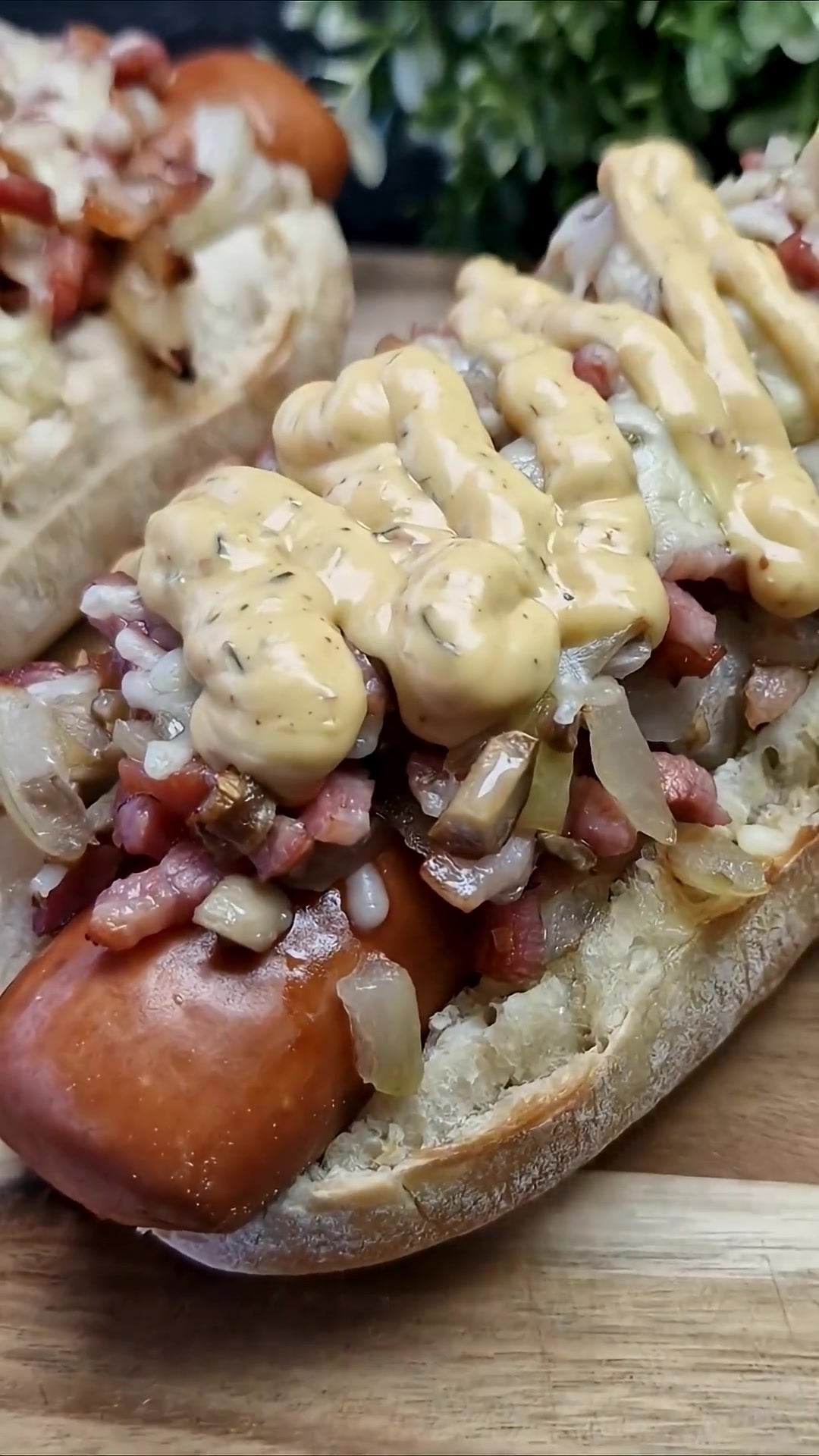 Bauernbrötchen mit Rookworst, Speck, Champignons, Käse und Unox-Soße