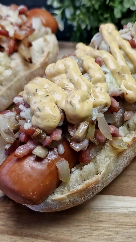Bauernbrötchen mit Rookworst, Speck, Champignons, Käse und Unox-Soße