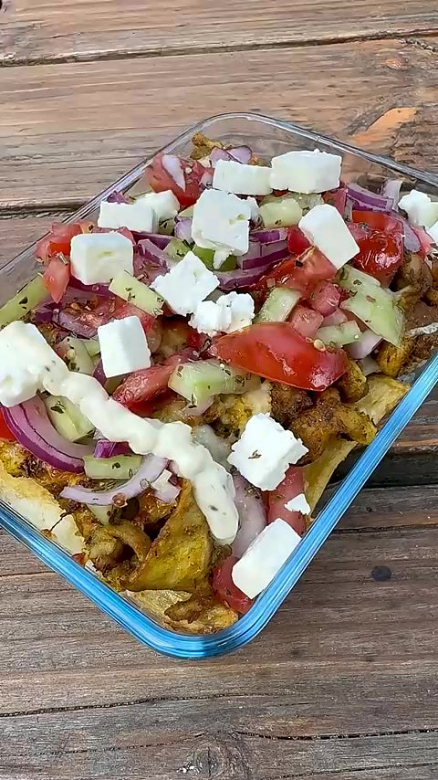 Griechischer Kapsalon aus dem Airfryer mit Pommes, gewürztem Hähnchen, Salat, Feta und Knoblauchsauce
