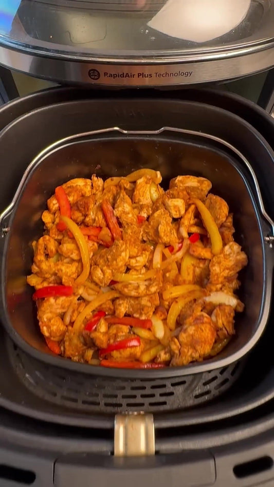 Hähnchen-Fajita mit roter und gelber Paprika in der quadratischen Pyrex-Backform im Airfryer
