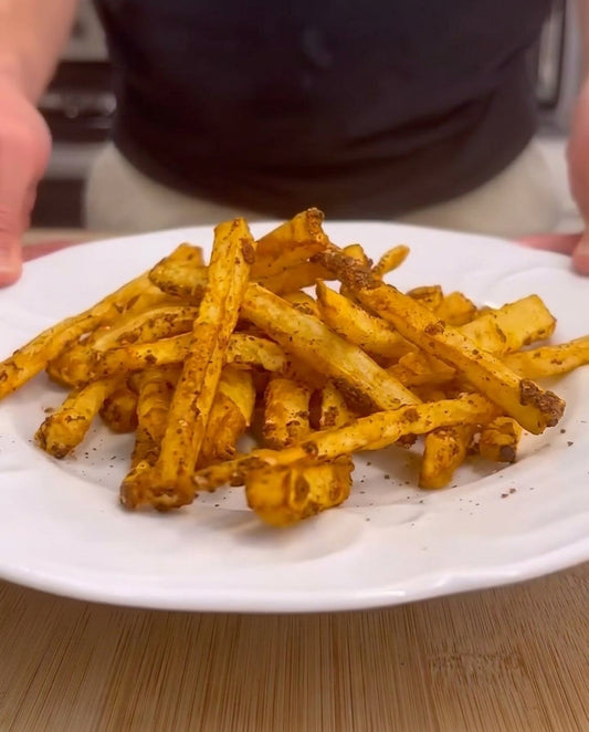 Goldbraune selbstgemachte Pommes mit wenig Öl aus dem Airfryer