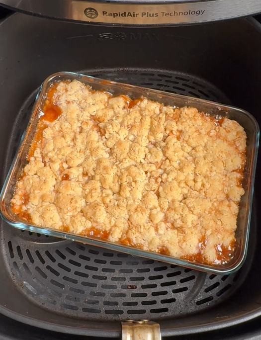 Goldbrauner Apfel-Crumble in einer Glasschale im Airfryer