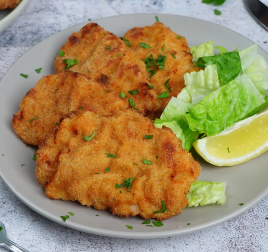 Knusprige Schweineschnitzel aus dem Airfryer mit Salat und Zitrone