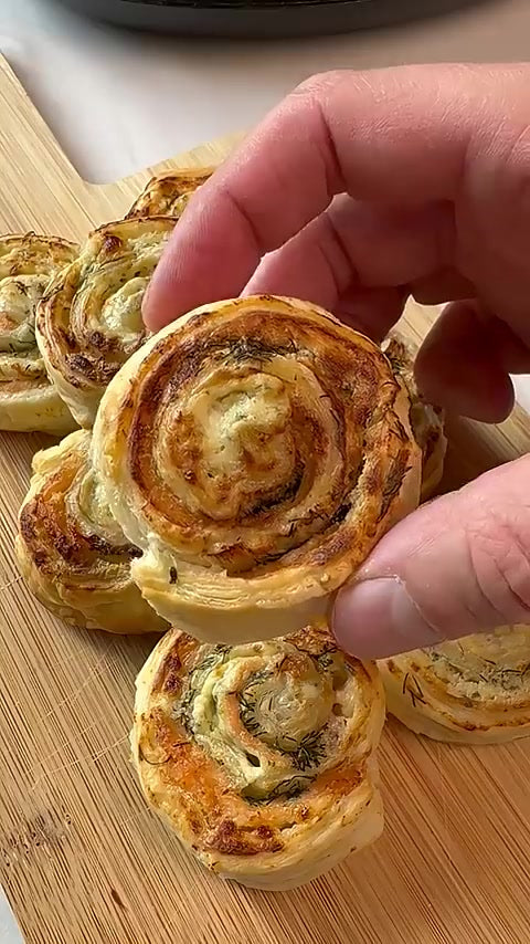 Goldbraune Blätterteigschnecken mit Räucherlachs, Frischkäse und Dill