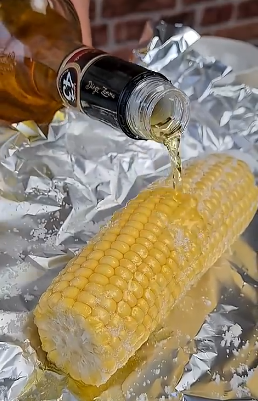 Licor 43 wird über einen Maiskolben mit Butter und Zucker gegossen