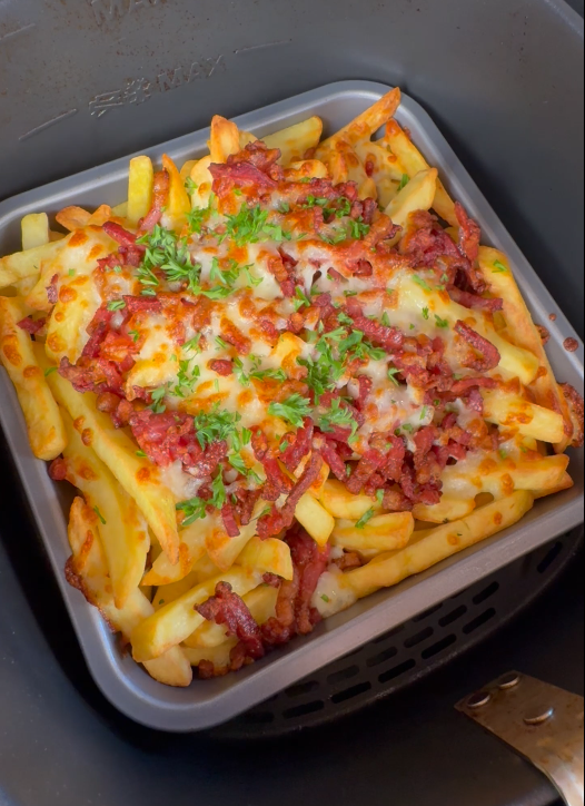 Überbackene Pommes mit knusprigem Speck, geschmolzenem Käse und Petersilie im Airfryer