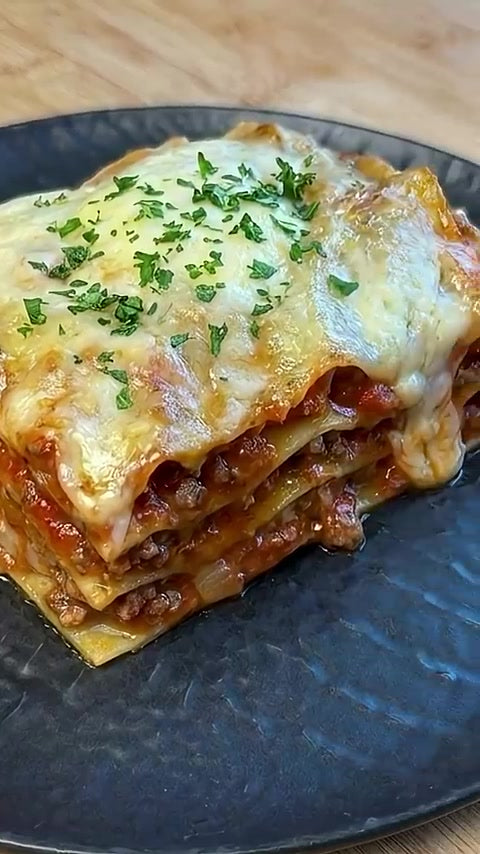 Ein Stück cremige Lasagne aus dem Airfryer mit Hackfleischsauce und geschmolzenem Käse