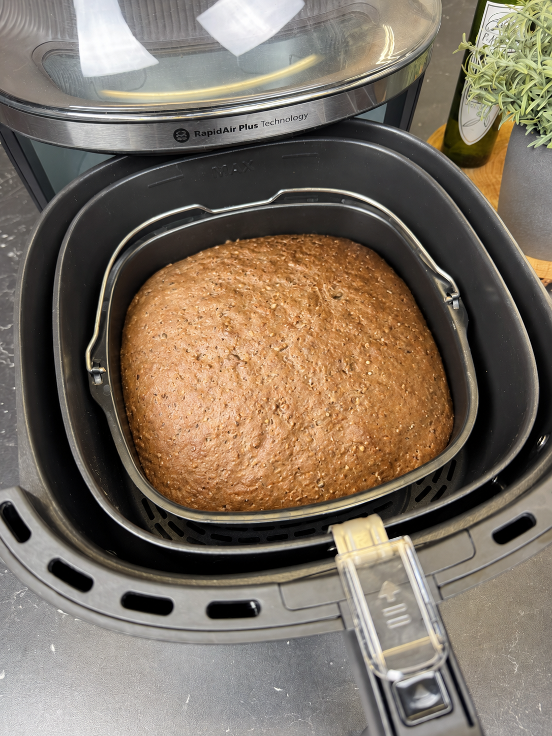 Selbst gebackenes Vollkornbrot in einer quadratischen Pyrex-Backform für den Airfryer