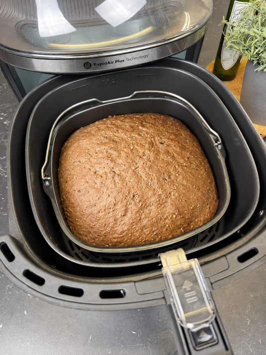 Selbst gebackenes Vollkornbrot in einer quadratischen Pyrex-Backform für den Airfryer