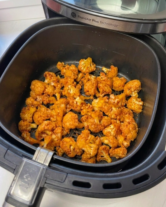 Goldbraun geröstete, würzig marinierte Blumenkohlröschen im Airfryer-Korb